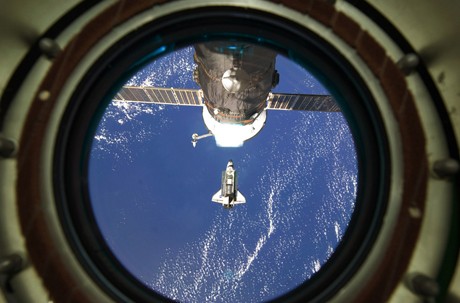 Phi thuyền Discovery chuẩn bị ghép nối với Trạm Không gian Quốc tế (ISS) vào ngày 26/2 trong bức ảnh được chụp từ một cửa sổ của ISS. Ảnh: NASA.